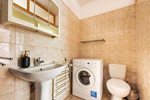 斯克拉斯卡波伦巴VacationClub – Apartament Waryńskiego 14C的一间带洗衣机和水槽的浴室
