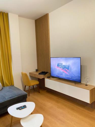 瓦尔纳Уютен апартамент в сърцето на прекрасен град Варна的客厅配有平面电视和沙发。
