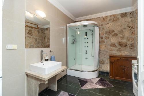 安塔利亚Villa ANATOLIAN的一间带水槽和淋浴的浴室
