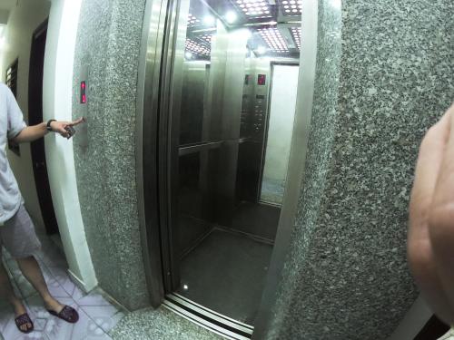 芽庄Yên Mỹ Hotel的大楼内装有玻璃门的电梯