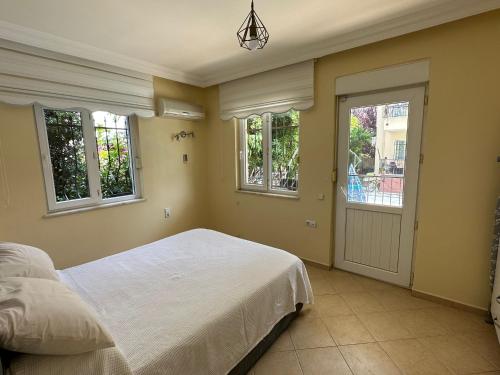 锡德Villa Marla的卧室配有白色的床和窗户。