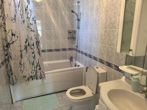 锡德Villa Marla的浴室配有卫生间、浴缸和水槽。