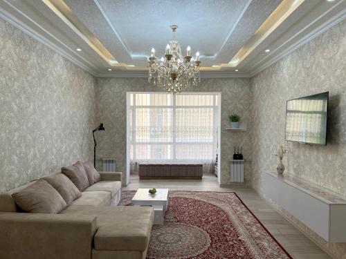 杜尚别Large modern apartment mix style的带沙发和吊灯的客厅