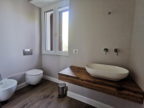RacalmutoVILLA ALESSI - dimora storica的一间带水槽、浴缸和卫生间的浴室