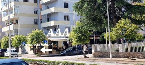 培拉特AAA Apartment的一个人站在建筑物前面