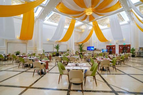 多哈La Maison Hotel Doha的大楼内带桌椅的宴会厅
