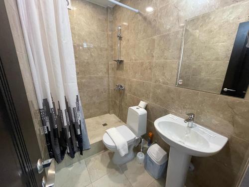 利扎瓦Бугенвиллея的浴室配有卫生间、盥洗盆和淋浴。