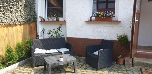 OppachBungalow Hugo的庭院里设有两把椅子和一张桌子