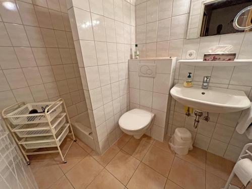 卑尔根Ferienwohnung Wagner的白色的浴室设有卫生间和水槽。
