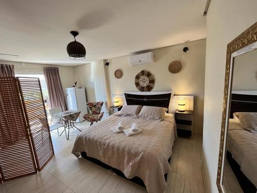 戈亚斯州上帕莱索Chalés Alto Da Estância的一间卧室配有一张带两条白色毛巾的床