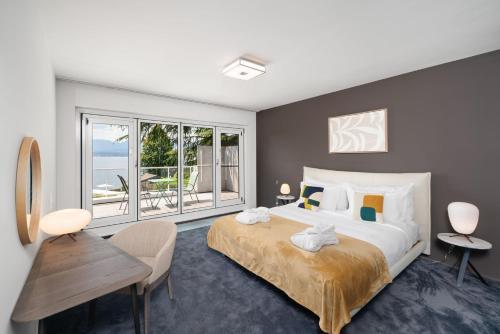 日内瓦Park Villa Geneva - Swiss Hotel Apartments的一间卧室设有一张大床和一个大窗户