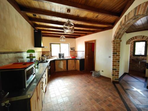 贝岛Villa Mbolatsara的一间铺有木地板和木制天花板的大厨房