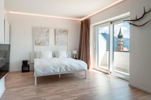 阿皮亚诺苏拉斯特拉达Villa Maria Boutique Apartment St Pauls的白色的卧室设有床和大窗户