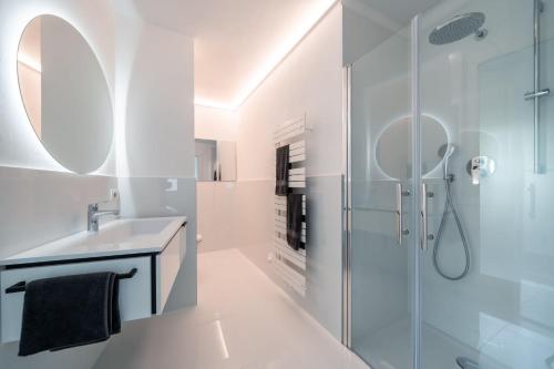 阿皮亚诺苏拉斯特拉达Villa Maria Boutique Apartment St Pauls的带淋浴和盥洗盆的白色浴室