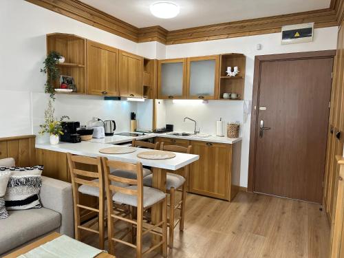拉兹洛格Pirin Golf & Spa Greenside Studio的厨房配有木制橱柜和台面
