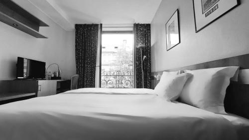 阿尔泽特河畔埃施HOTEL de la POSTE的卧室设有一张白色大床和一扇窗户。