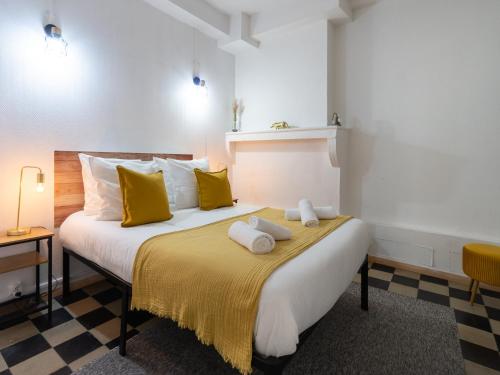 维也纳La petite escapade - Vienna Authentica的一间卧室配有一张带黄色枕头的大床