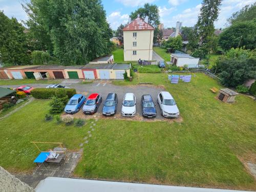 奥帕瓦Apartmán Opava s parkováním的停车场内一组车辆的空中景观