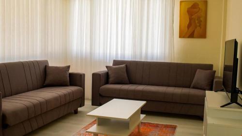 凯麦尔BELİS APART & PANSİYON的客厅配有两张沙发和一张咖啡桌