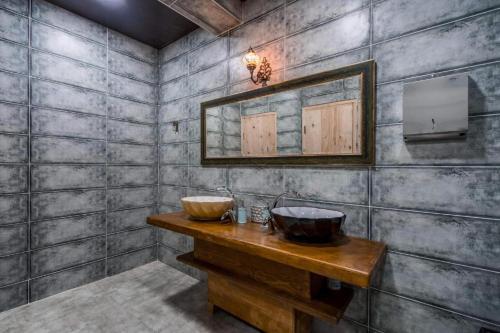 LentekhiSVANETI的浴室设有2个水槽和镜子