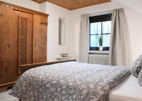 蒙绍Ferienhaus Dröfter Blick的一间卧室设有一张床和一个窗口