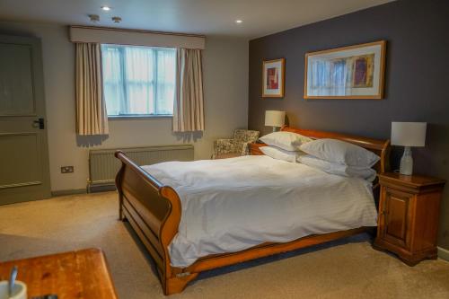 威特尼威特尼手中鸟酒店的一间卧室设有一张大床和一个窗户。