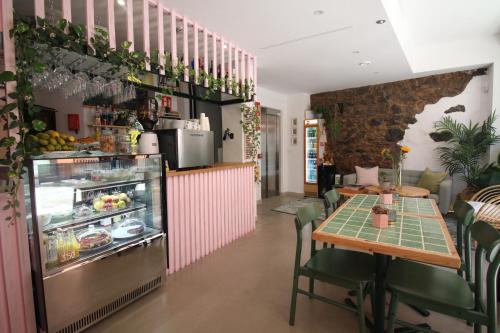 圣克鲁斯-德拉帕尔马Banana Garden La Palma的餐厅设有桌子和冰箱,