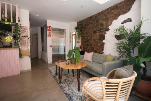 圣克鲁斯-德拉帕尔马Banana Garden La Palma的客厅配有沙发和桌子