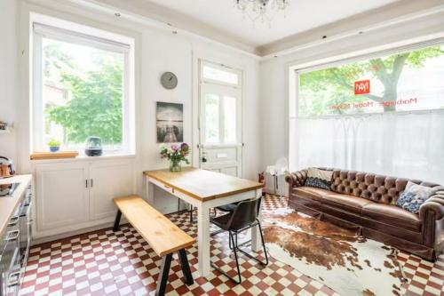 汉堡Großzügige Altbauwohnung in Bestlage的客厅配有沙发和桌子