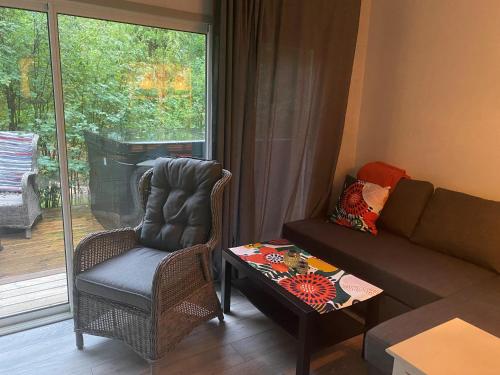 赛夫勒Linhagen Gård的客厅配有沙发、椅子和桌子