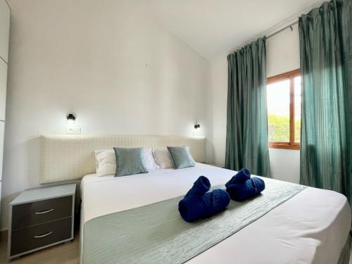 圣巴托洛梅Xookoob Tropical Retreat的一间卧室配有两张带蓝色枕头的床。