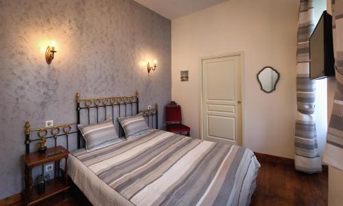 卢尔德乐奥瑞特住宿加早餐旅馆的卧室设有一张大床和一扇白色的门