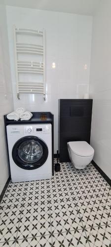 普沃茨克Mazovia Gold Apartament 101的一间带洗衣机和卫生间的浴室