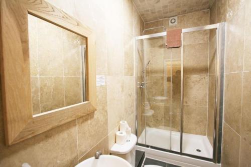 切尔滕纳姆Central Studios Gloucester Place by Roomsbooked的带淋浴、卫生间和盥洗盆的浴室