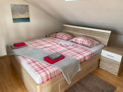 奈维斯Casa Estancia Studio Apartment的一间卧室配有一张带两个红色枕头的床