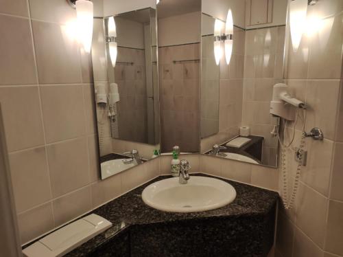 DewichowApartment Seeadler的一间带水槽和镜子的浴室
