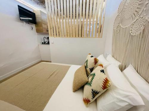 瓦伦西亚Estudio Albufera的卧室配有白色的床和枕头。