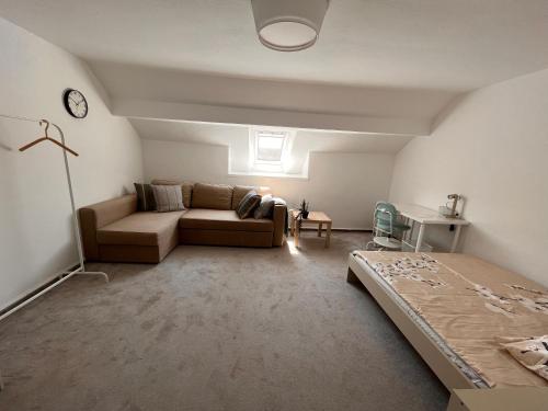 基尔Ein schönes Zimmer in Kiel的客厅配有沙发和1张床