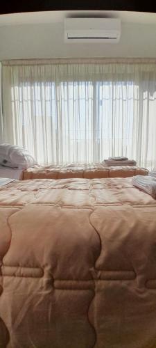 布宜诺斯艾利斯Súper Luminoso en Caballito的一间卧室设有一张大床和大窗户