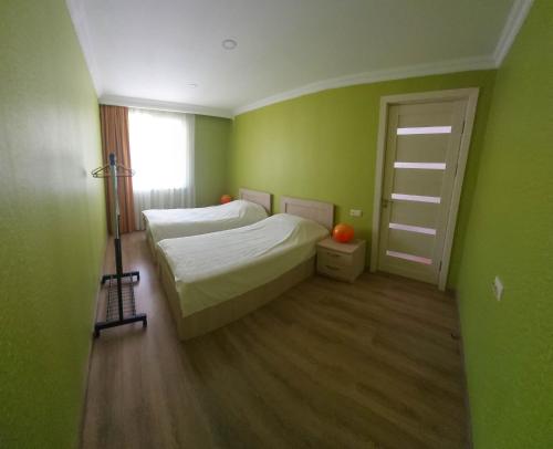 Gorists'ikheM7 House的绿色的房间,设有床和梯子