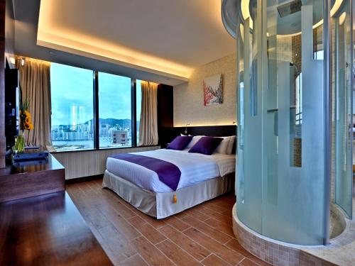 香港尖沙咀宝轩酒店的一间卧室设有一张大床和一个大窗户