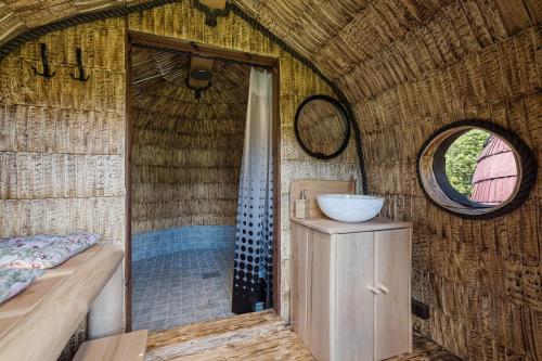 Saare Paadiküla的客房内设有带水槽和淋浴的浴室
