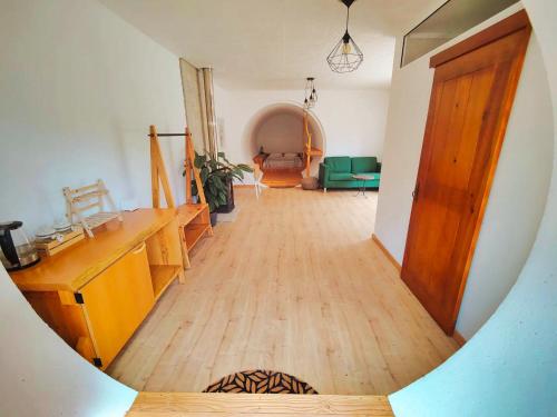 FatelaCasa Florestal - Fatela - Hobbit House , Cabins的客房享有木地板的景致。
