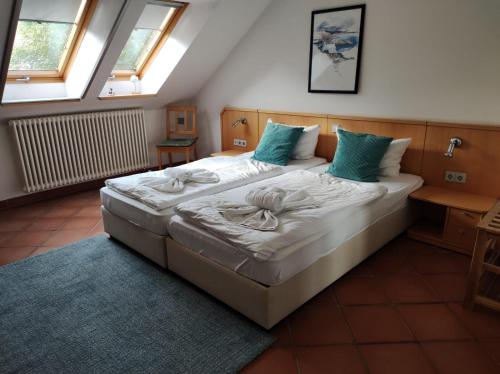 DewichowFerienwohnung Wasserblick的卧室配有带蓝色枕头的大型白色床