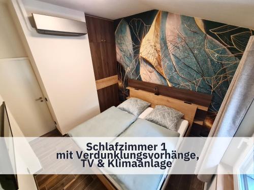 罗特Ferienhaus Rothsee-Oase ideale Ausgangslage mit tollem Ausblick, Sauna und privatem Garten的小房间,配有一张床和墙上的绘画