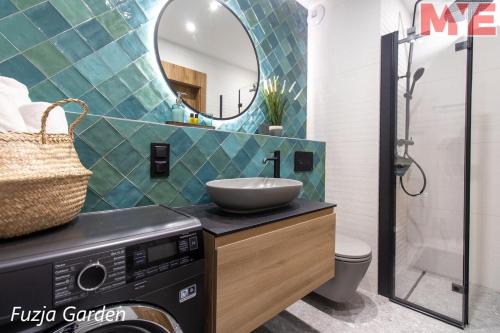 罗兹MYE_Fuzja的一间带水槽和镜子的浴室
