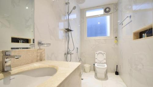 海米斯穆谢特شاليهات لوسيرن (عوائل)的白色的浴室设有水槽和卫生间。