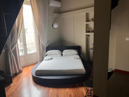 卡塔尼亚Duomo Housing Catania Le Suites的一张位于带大窗户的房间内的床铺