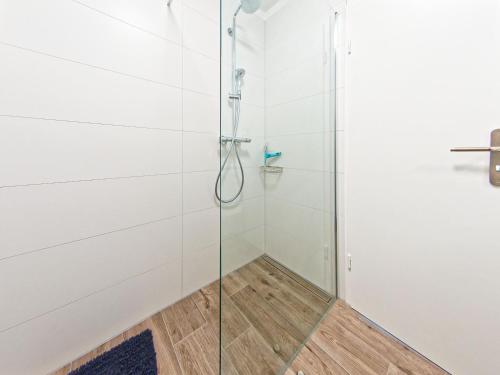 沙博伊茨Mein Strand Apartment的浴室里设有玻璃门淋浴