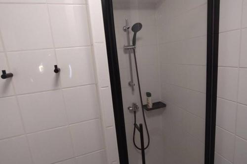 索尔特奥瑟戈尔La Junior Suite的浴室内配有淋浴和头顶淋浴